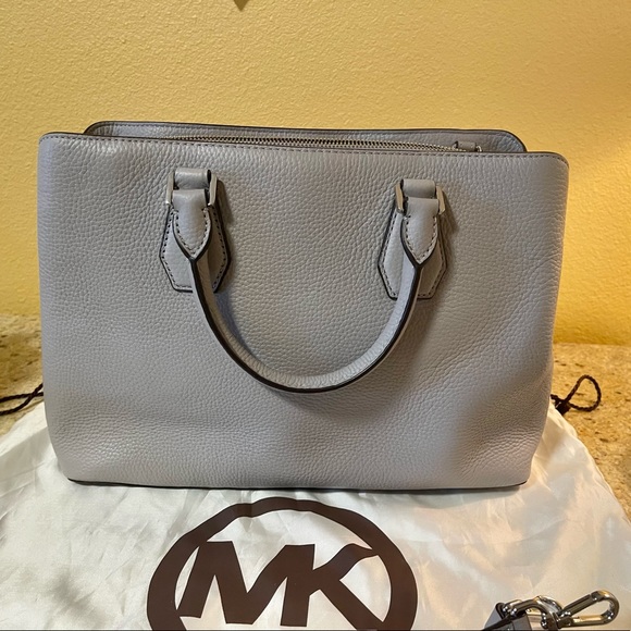Authentic Michael Michael Kors Large handbag and matching wallet. - Picture 3 of 12